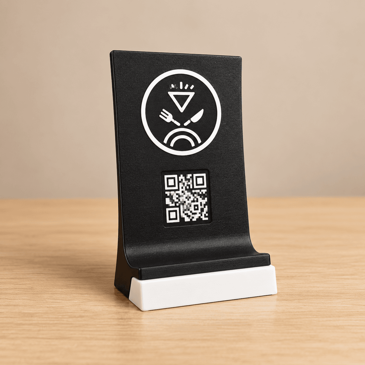 סטנד QR שולחני שחור עם בסיס לבן — הדמיה להמחשה