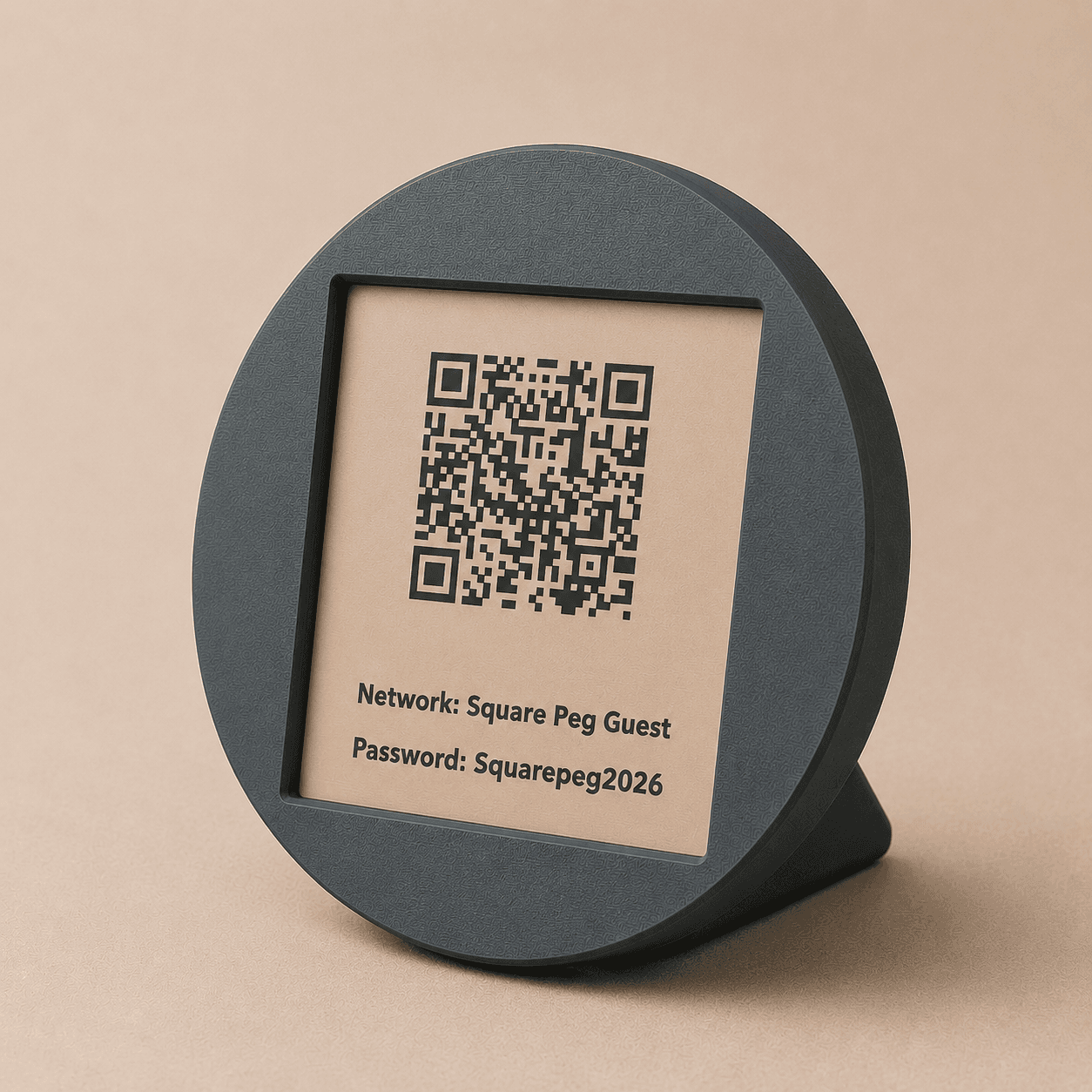 סטנד QR עגול בצבע כהה עם לוחית בהירה ובסיס עמידה — תמונת דוגמה
